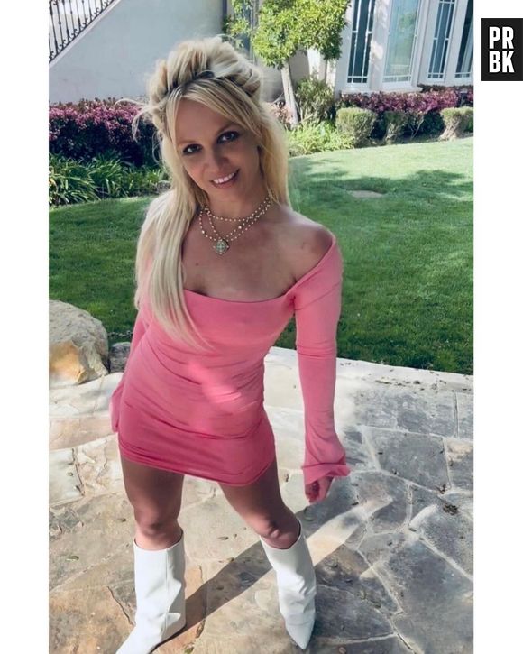 Vídeos mostram o momento em que o filtro sai do rosto de Britney e conseguimos ver o olho azul