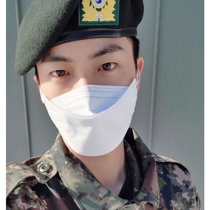  Fãs do BTS preocupados com vacina aplicada sem autorização em Jin por enfermeira militar 