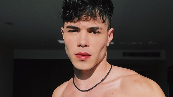 Gustavo Rocha pelado "é uma dádiva"! Influencer exibe corpo e elogia própria transformação