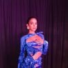 Bruna Marquezine estava perfeita nesse vestido azul com recortes