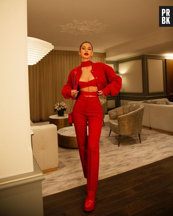 Bruna Marquezine de vermelho é a perfeição