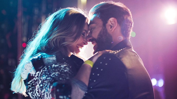 No maior love! Carla Diaz e Lucas Lucco aparecem juntinhos em cartaz do filme "Rodeio Rock"