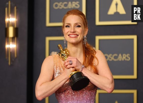 Jessica Chastain conta que vomitou antes de beijar colega de elenco no palco: "Foi um pesadelo"