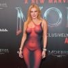 Bella Thorne ousou com look de mamilo em premiére