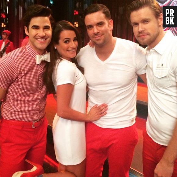 Darren Criss, Lea Michele, Mark Salling e Chord Overstreet posam no set no último capítulo de "Glee"