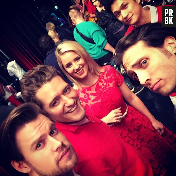 No series finale de "Glee", Chord Overstreet clica uma selfie com Matthew Morrison, Dianna Agron, Harry Shum Jr. e Kevin McHale