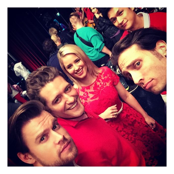 No series finale de &quot;Glee&quot;, Chord Overstreet clica uma selfie com Matthew Morrison, Dianna Agron, Harry Shum Jr. e Kevin McHale