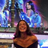 Vídeo: Bruna Marquezine chora com foto na Times Square e surpresa emocionante da mãe