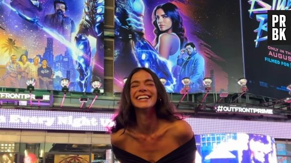 Bruna Marquezine se emocionou ao se ver na Times Square