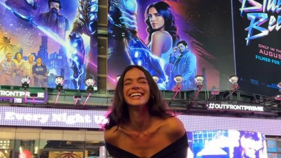 Vídeo: Bruna Marquezine chora com foto na Times Square e surpresa emocionante da mãe