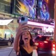Bruna Marquezine se emocionou com família ao ver pôster na Times Square