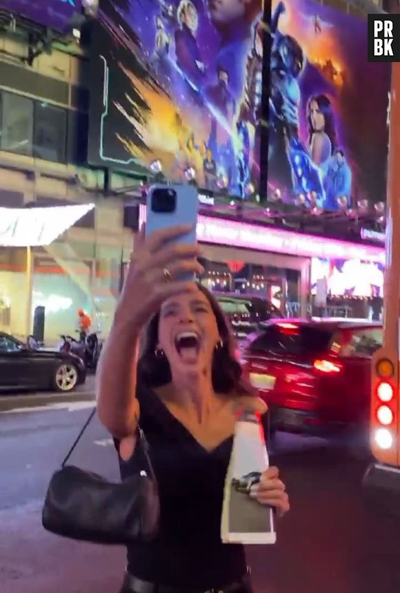 Bruna Marquezine se emocionou com família ao ver pôster na Times Square