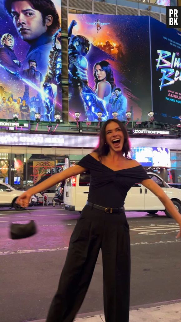 Bruna Marquezine se emociona com pôster de "Besouro Azul" na Times Square em vídeo emocionante