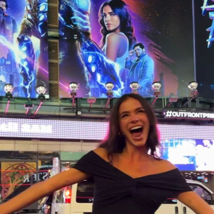 Bruna Marquezine se emociona com pôster de &quot;Besouro Azul&quot; na Times Square em vídeo emocionante
