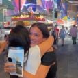 Bruna Marquezine se emocionou com a família ao ver sua foto na Times Square, em Nova York