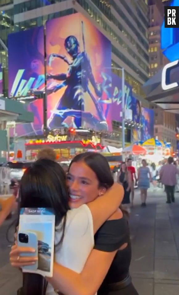 Bruna Marquezine se emocionou com a família ao ver sua foto na Times Square, em Nova York