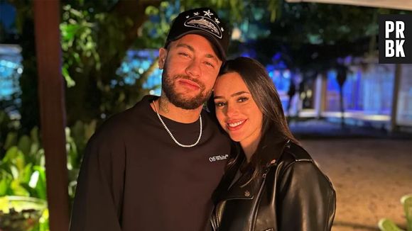 Neymar foi flagrado ao lado de mulheres em boate 