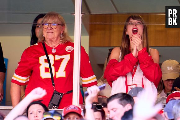 Taylor Swift assistiu jogo de Travis Kelce ao lado da mãe do jogador