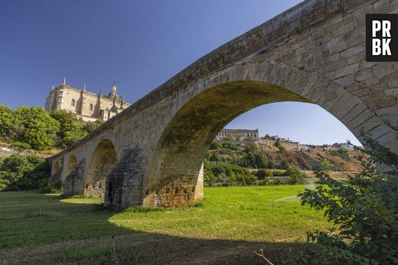 Rio em Coria se moveu e deixou ponte sem água por baixo