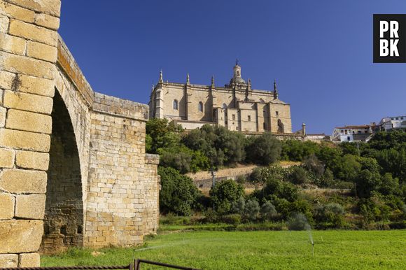 Coria tem uma ponte sem rio por baixo