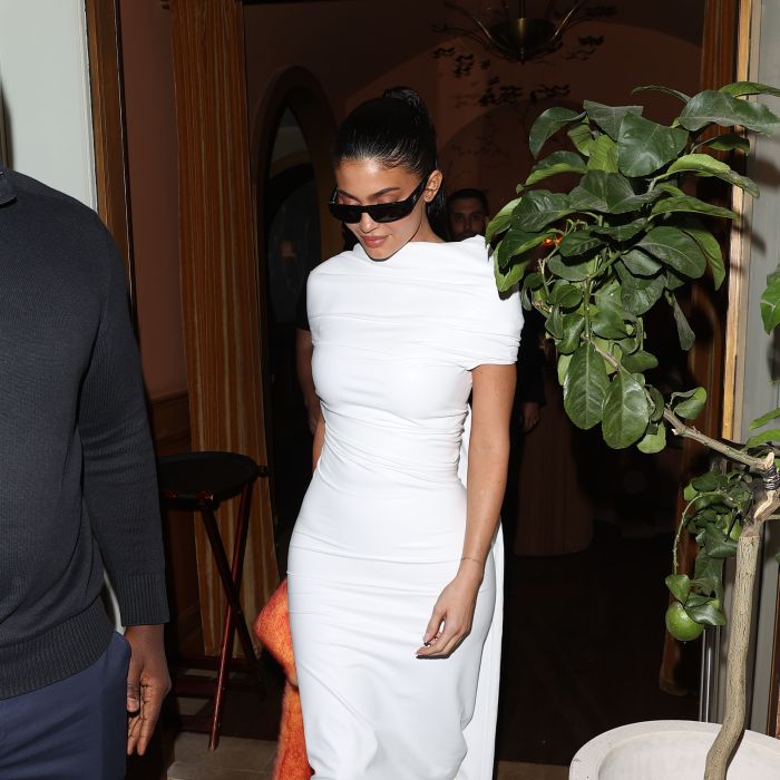 Kylie Jenner também apostou em vestido branco para SportMax na Paris Fashion Week 2023
