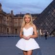 Sabrina Carpenter toda bonequinha com vestido branco rodado na Paris Fashion Week 2023