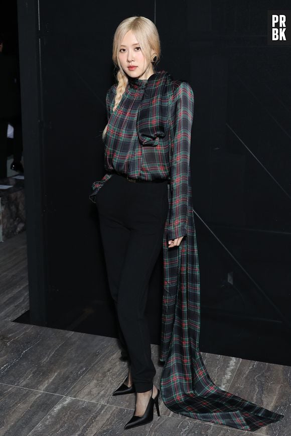 Rosé apostou na estampa xadrez para a Paris Fashion Week 2023