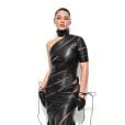 Madelyn Cline poderosa em vestido com tiras pretas vazadas para a Paris Fashion Week 2023