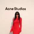 Kylie Jenner deslumbrante com vestido vermelho e óculos escuros em desfile da Acne na Paris Fashion Week 2023