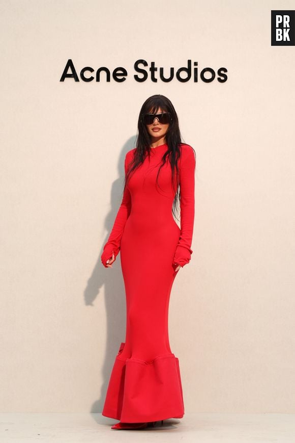 Kylie Jenner deslumbrante com vestido vermelho e óculos escuros em desfile da Acne na Paris Fashion Week 2023