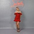 Sabrina Carpenter em um visual mais pin-up com vestido curtinho vermelho na Paris Fashion Week 2023