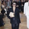 Kendall Jenner desfilou com terninho preto na Paris Fashion Week 2023