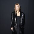 Sasha Meneghel apostou em vestido preto com casacão de couro na Paris Fashion Week 2023