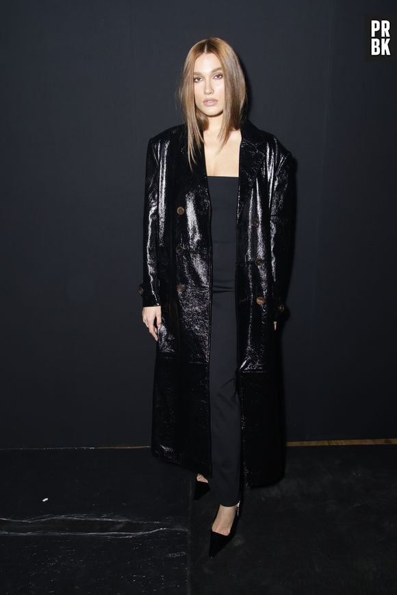 Sasha Meneghel apostou em vestido preto com casacão de couro na Paris Fashion Week 2023