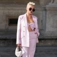 Florence Pugh maravilhosa em seu terninho rosa para a Paris Fashion Week 2023