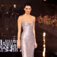 Kendall Jenner apostou na tendência do brilho para desfilar pela L'Oreal na Paris Fashion Week 2023