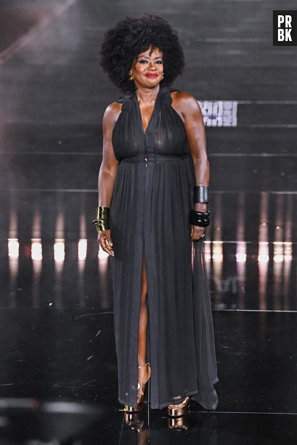 Viola Davis desfilou com vestido preto poderoso para a L'Oreal na Paris Fashion Week 2023