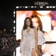 Vestido com cauda esvoaçante de Eva Longora na Paris Fashion Week 2023 rendeu elogios