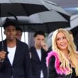 Paris Hilton parou a Paris Fashion Week 2023 em lookinho preto com plumas rosas