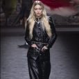 Gigi Hadid desfilou de chinelos na Paris Fashion Week 2023