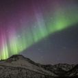 A aurora boreal costuma ter tons de verde e roxo