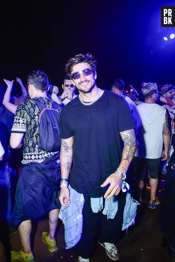 Gui Napolitano provando que óculos escuros é peça essencial no Tomorrowland Brasil