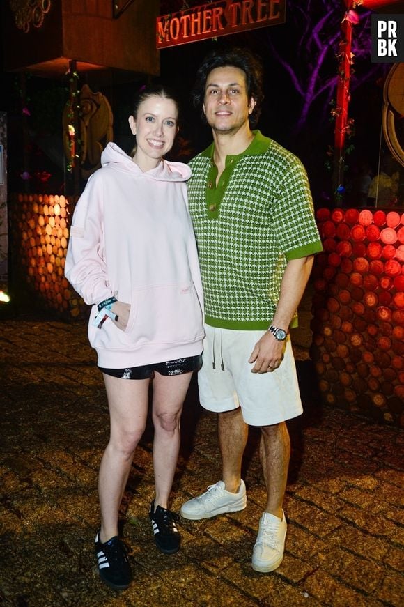 Gabriela Prioli usou moletom rosa com shortinho, enquanto Thiago Mansur apostou em camisa quadriculada para curtir o Tomorrowland Brasil