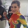 Thaynara OG usou blusa com estampa de calor para curtir o Tomorrowland Brasil