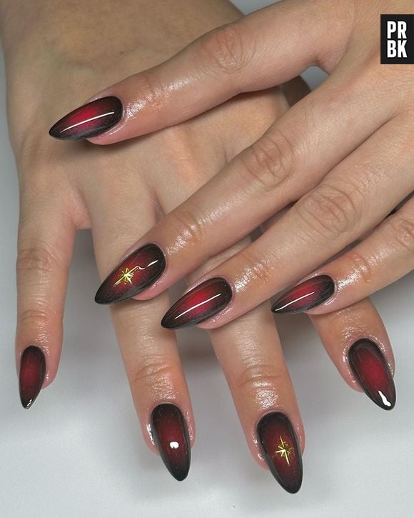 Vinho e preto é a combinação perfeita para unhas de Halloween