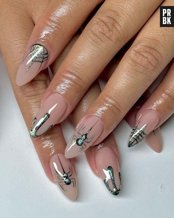 Também dá para fazer uma nail art de Halloween mais discreta