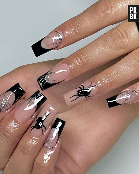 Desenhar aranhas nas unhas é uma ótima ideia para o Halloween