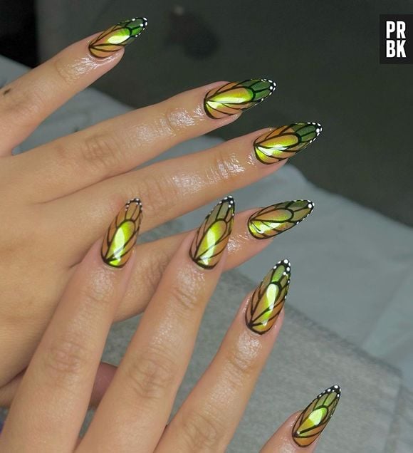 Aposte em nail arts que lembrem sua fantasia, como essa que parece asas de borboleta/fada