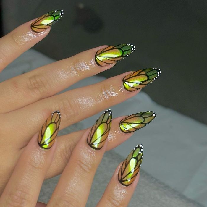 Aposte em nail arts que lembrem sua fantasia, como essa que parece asas de borboleta/fada