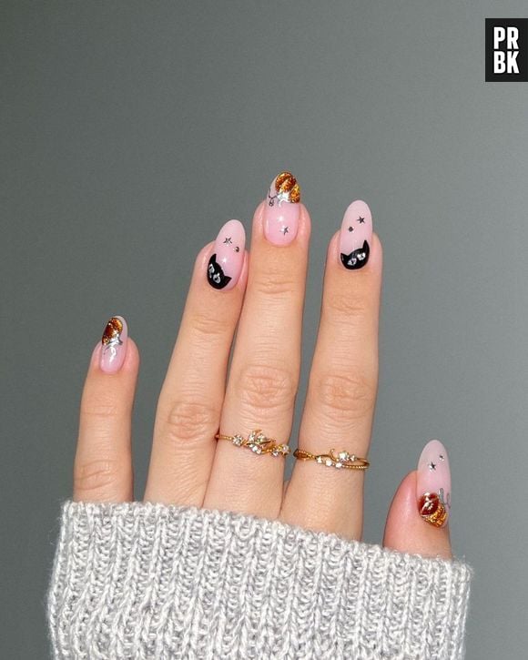 As gateiras vão adorar essa nail art com gato preto